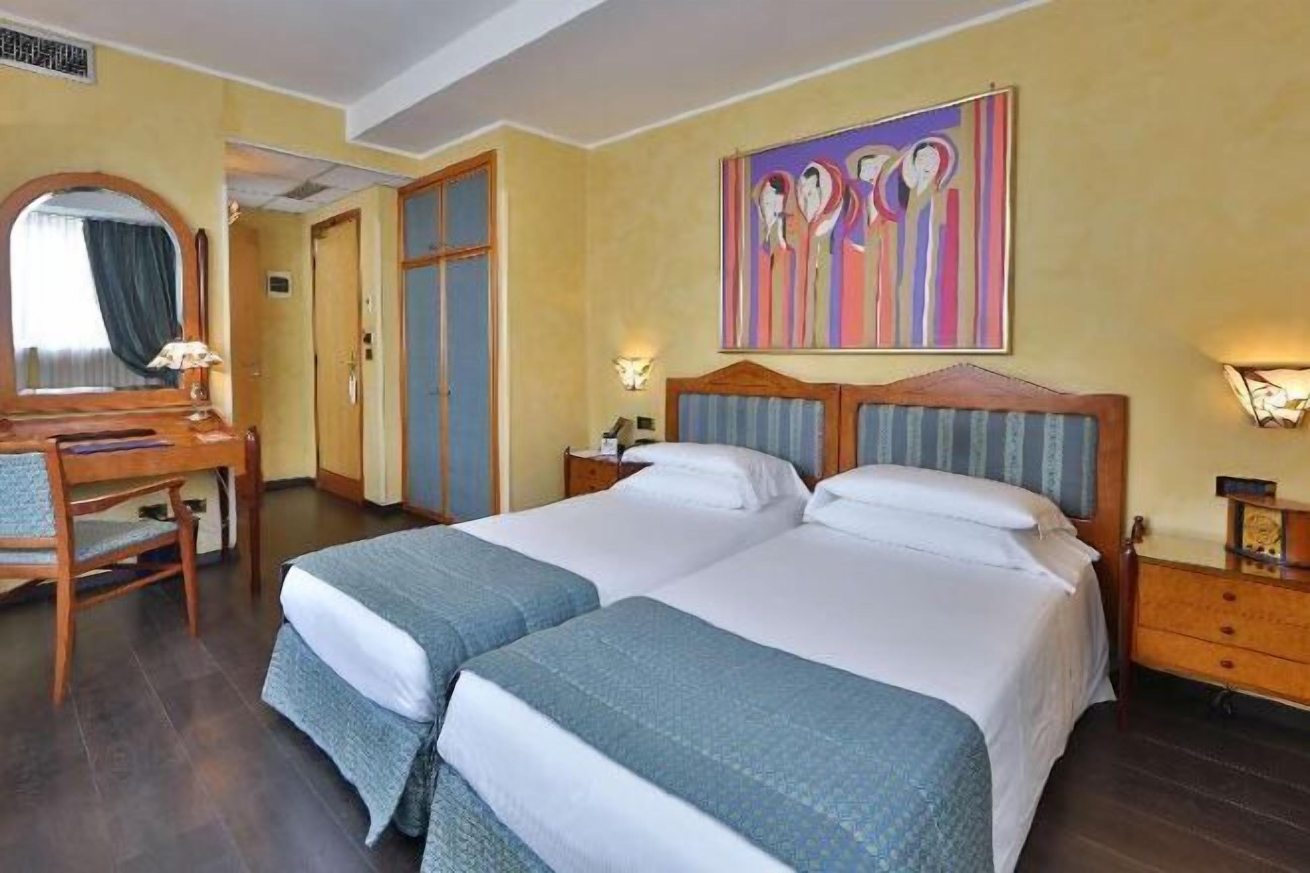 Een minibar, een bureau, extra bedden, gratis wifi