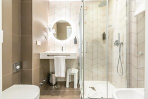 Combinació de dutxa i banyera, assecador de cabells, bidet i tovalloles 