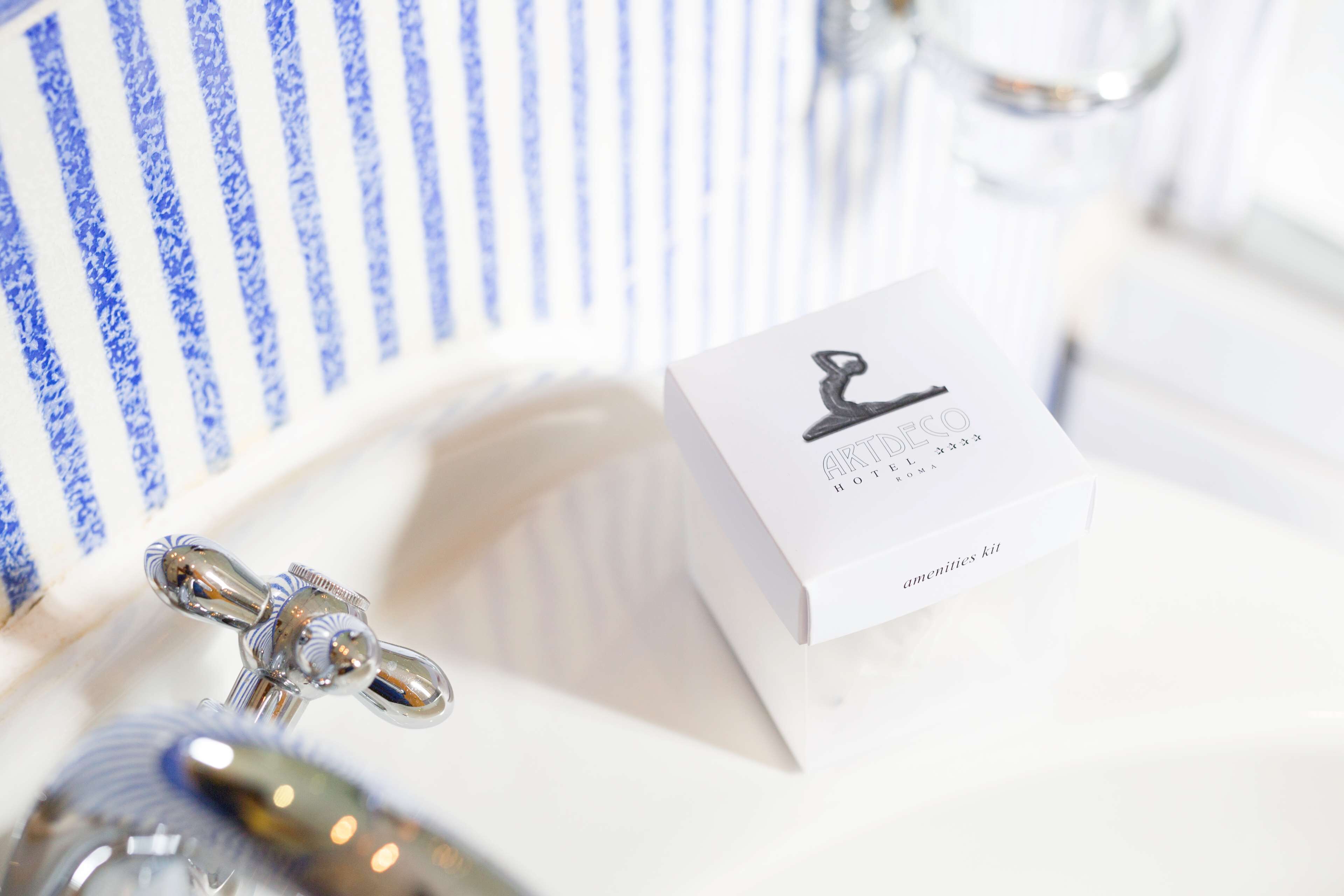 combined shower/bathtub, hair dryer, bidet, towels