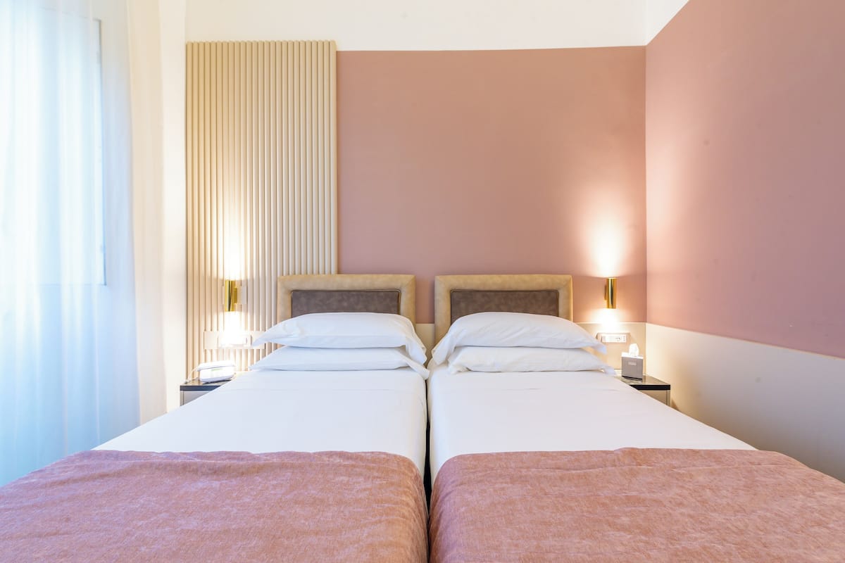 Habitación clásica, 2 camas individuales | Minibar, escritorio, camas extra y wifi gratis
