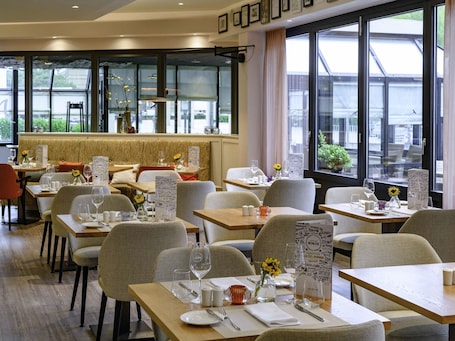 Se sirven desayunos y almuerzos, restaurante con mesas al aire libre