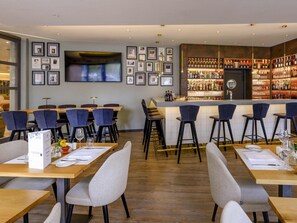 Breakfast, lunch, dinner served; international cuisine, alfresco dining