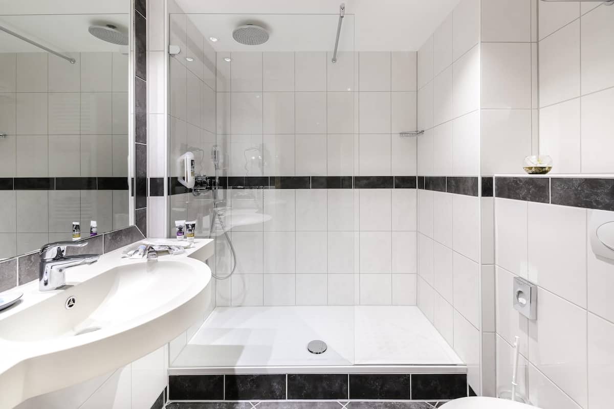 Minibar, värdeförvaringsskåp på rummet och skrivbord
