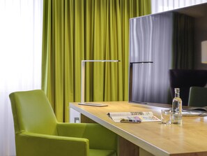 Minibar, värdeförvaringsskåp på rummet och skrivbord
