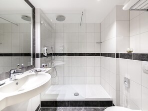 Minibar, Zimmersafe, Schreibtisch, Verdunkelungsvorhänge