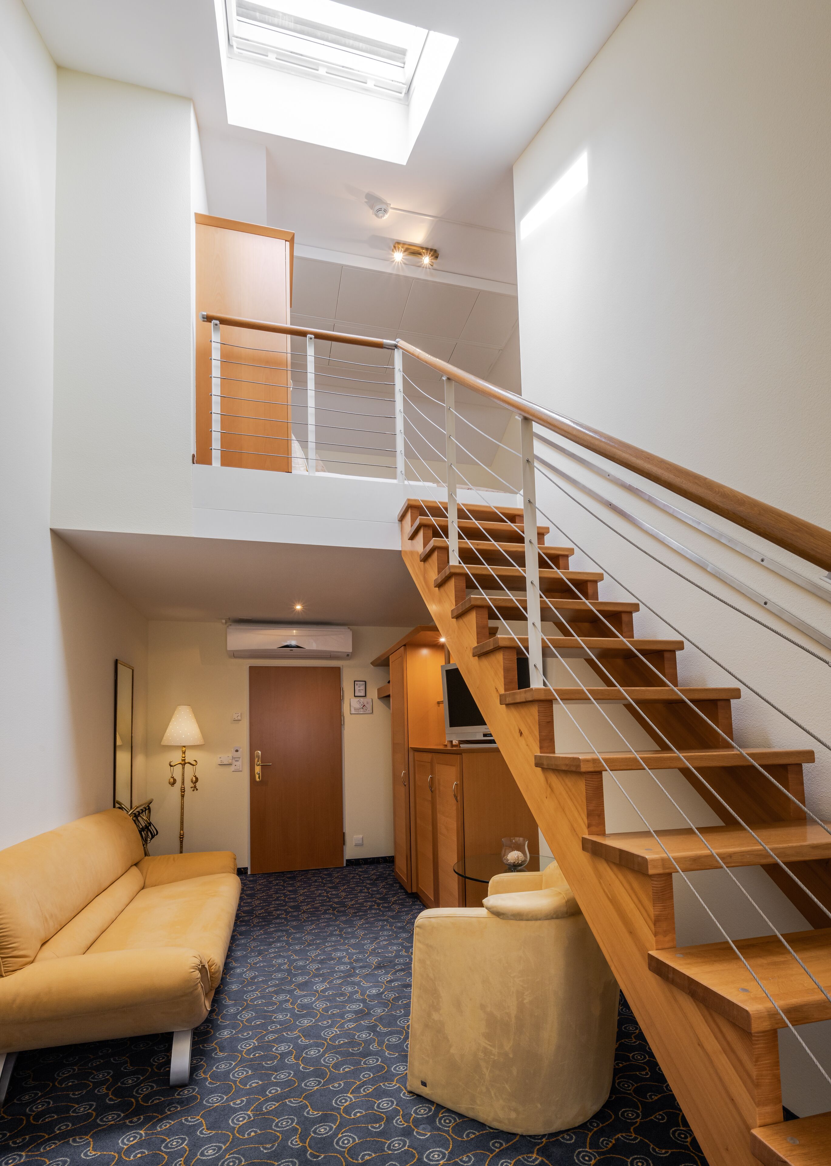 superior twin room, 2 single beds | living area | flat-screen tv