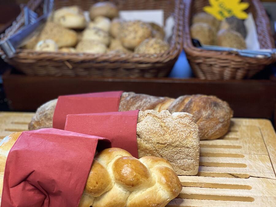Variedad de panes y pasteles sobre una superficie de madera.