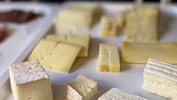 Différents types de fromages présentés sur un plateau blanc.