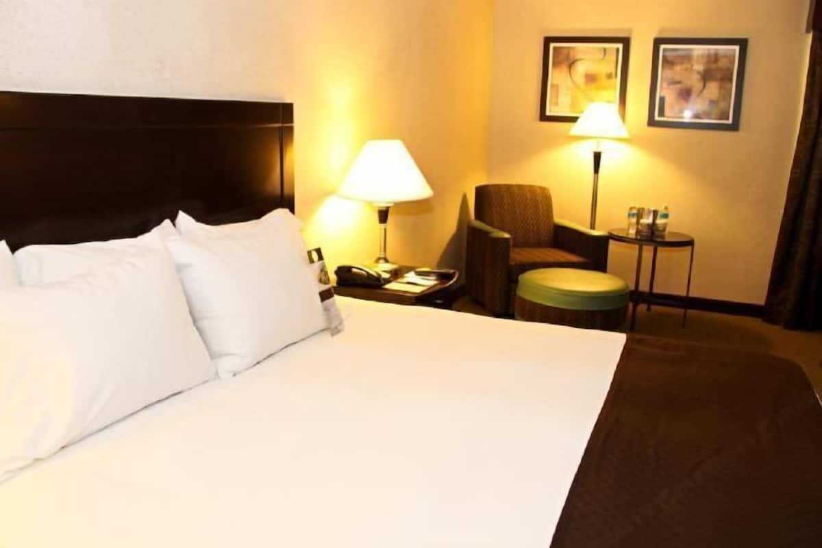 Roupas de cama premium, cofres nos quartos, escrivaninha