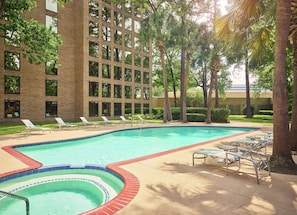 Una piscina al aire libre (de 06:00 a 23:00), sombrillas