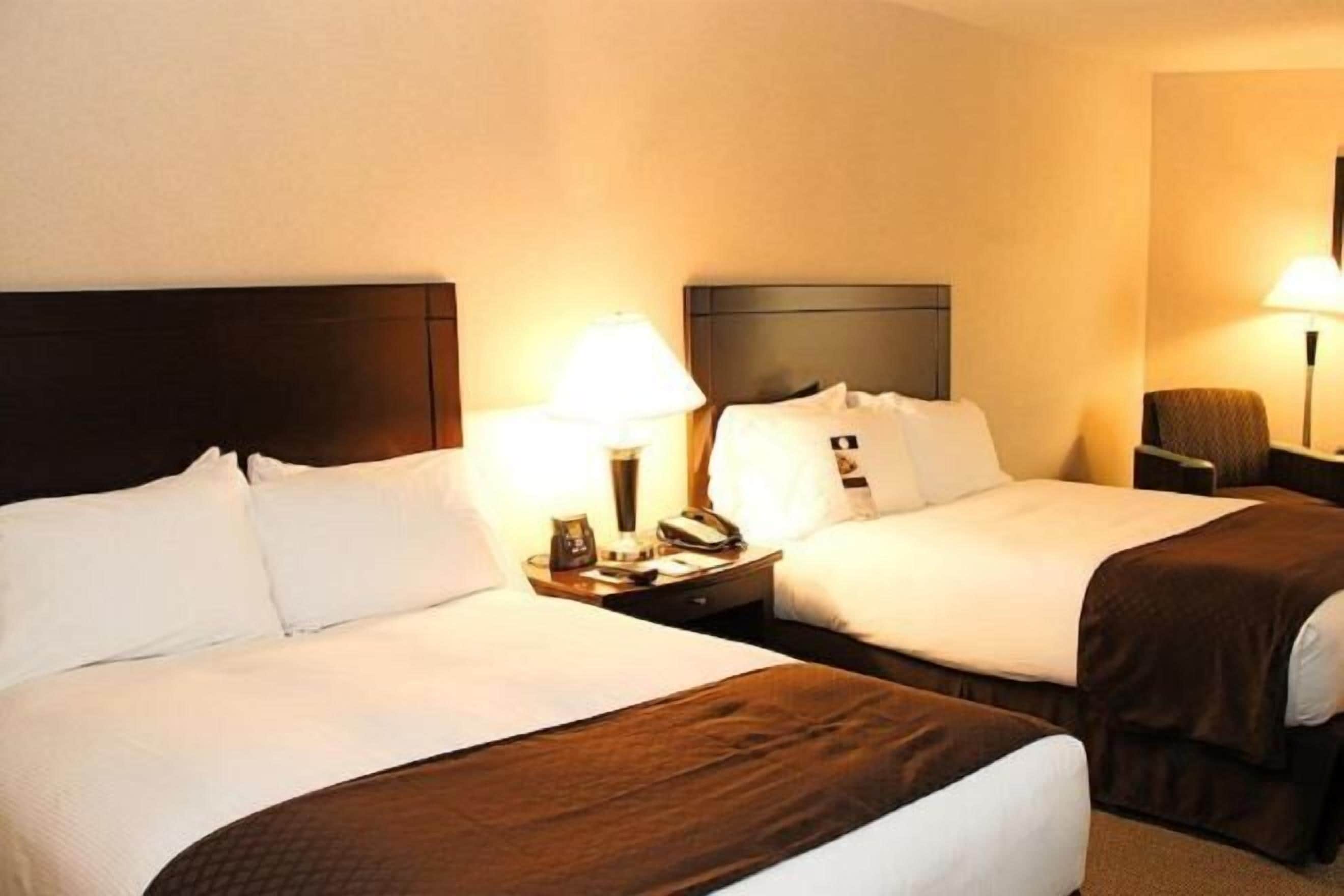 Premium bedding, in-room safe, desk, laptop workspace