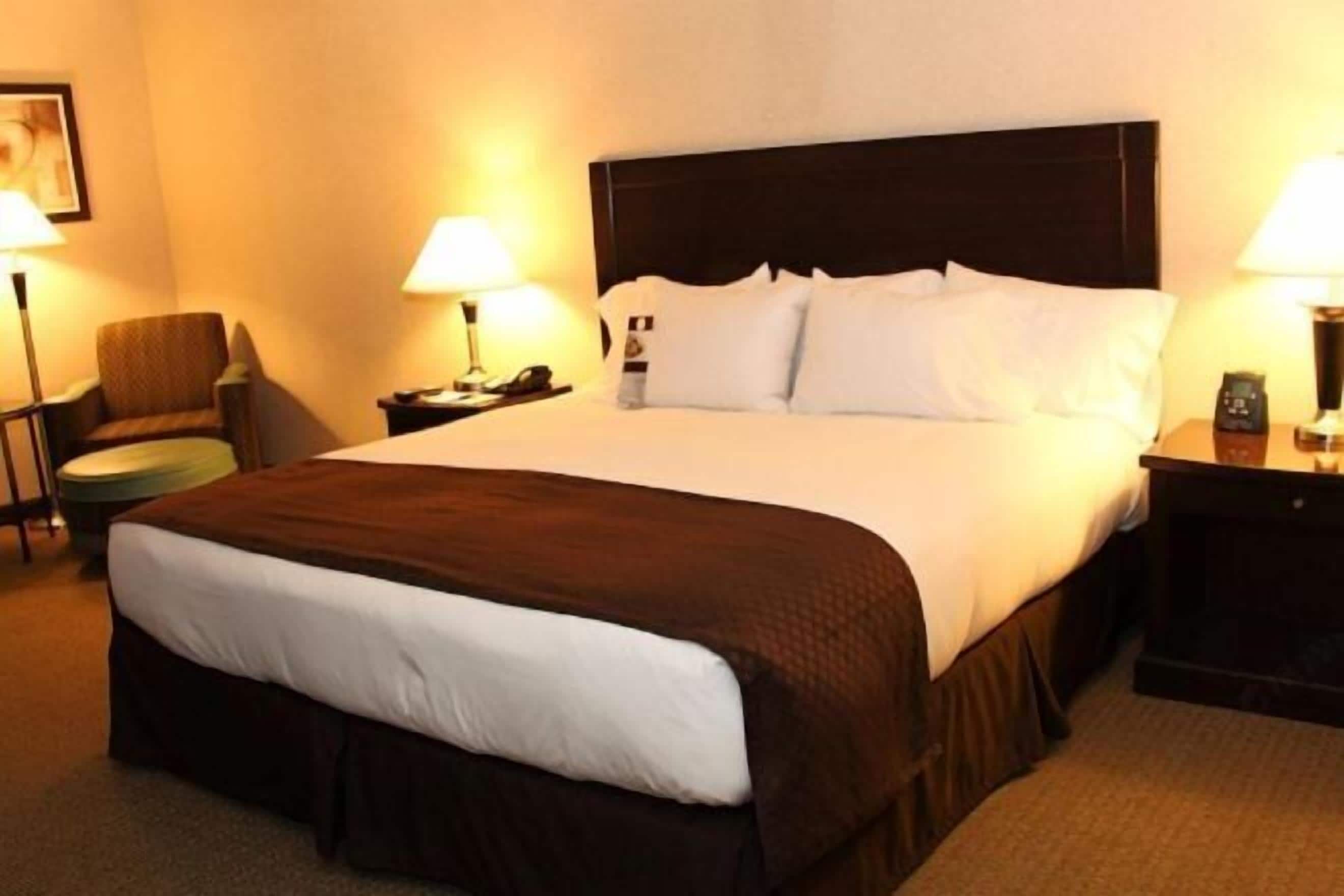 Premium bedding, in-room safe, desk, laptop workspace