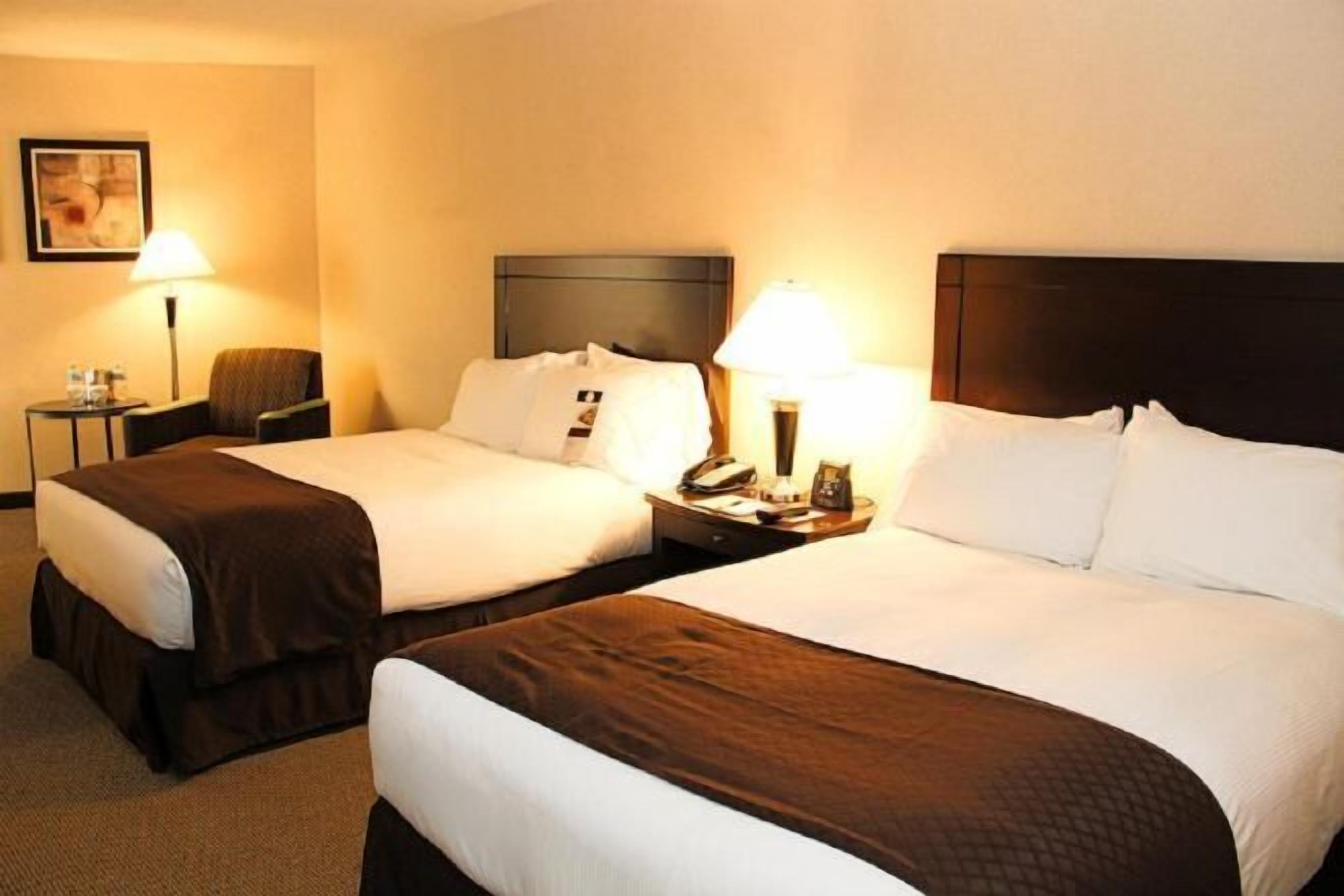 Premium bedding, in-room safe, desk, laptop workspace