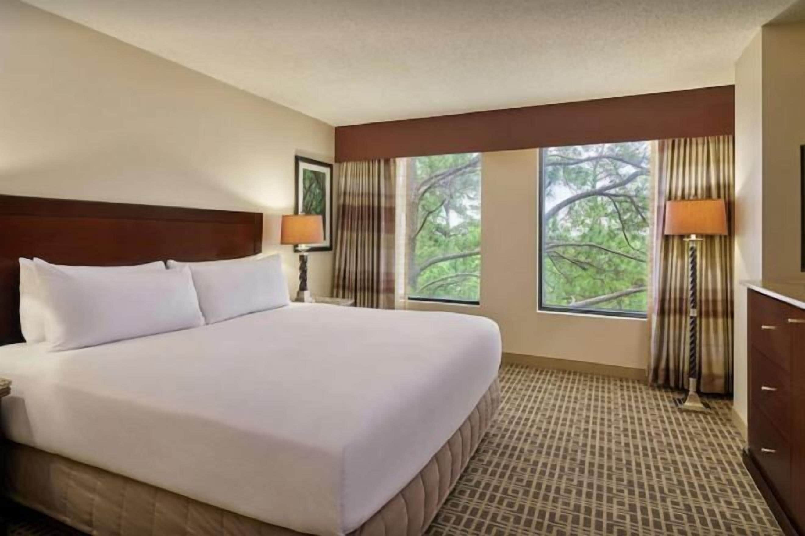 Premium bedding, in-room safe, desk, laptop workspace