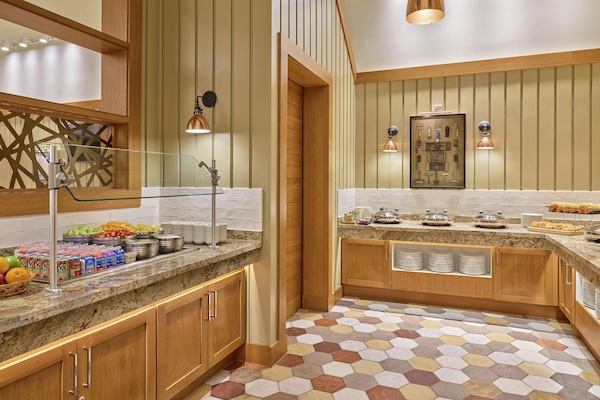 Desayuno (USD 15 por persona)