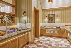 供應早餐 (每人 USD15)