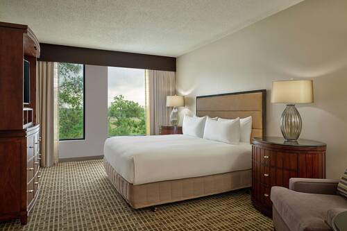 Premium bedding, in-room safe, desk, laptop workspace