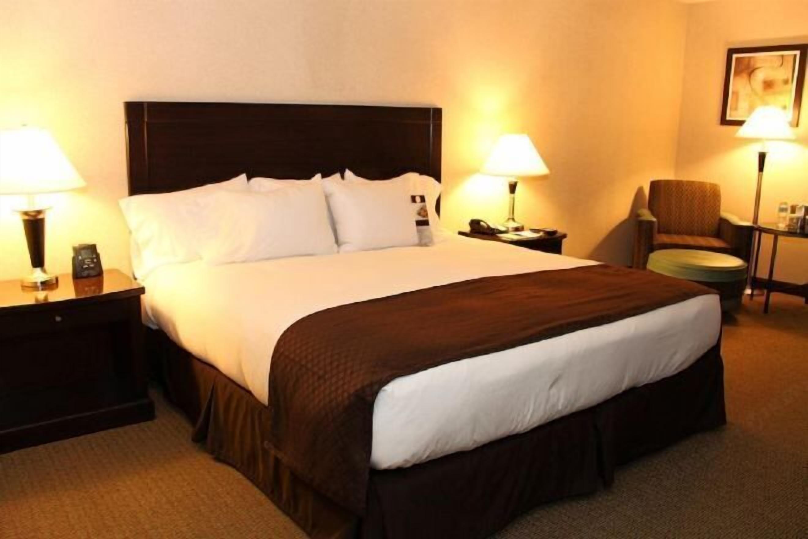 Premium bedding, in-room safe, desk, laptop workspace