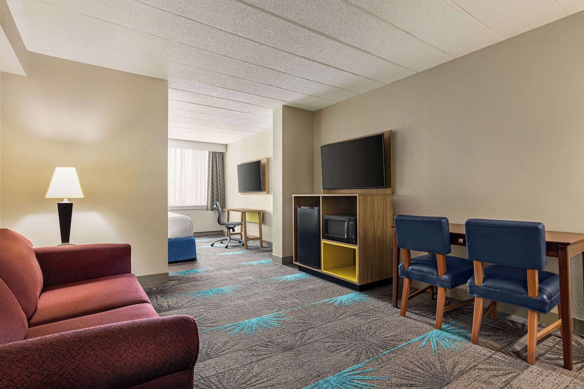Business Room, 1 King Bed | In-room safe, desk, blackout drapes, iron/ironing board