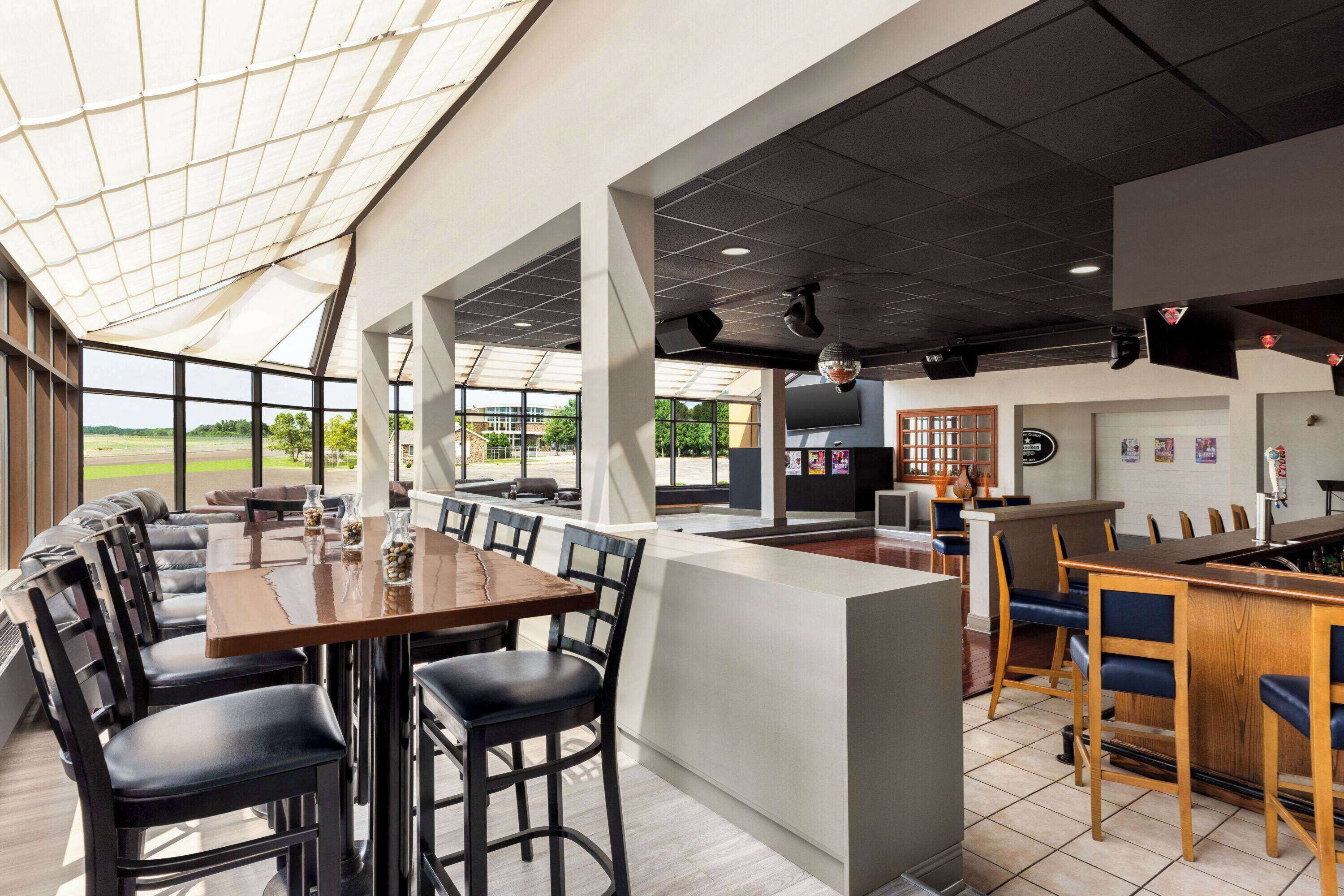 Phục vụ bữa tối, món ăn kiểu Mỹ