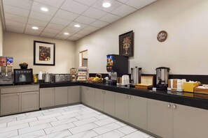 Free daily buffet breakfast - Days Hotel by Wyndham Allentown Airport / Lehigh Valley (Allentown)