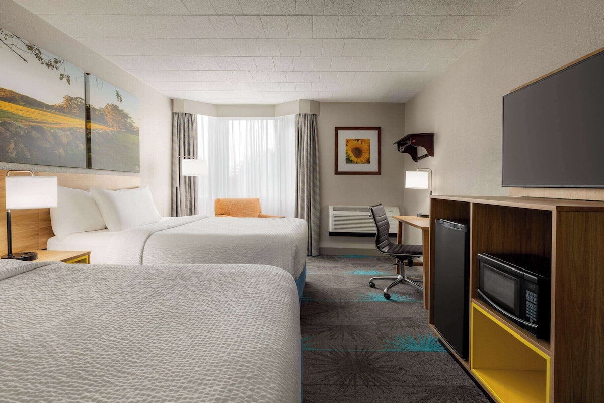 Business Room, 2 Queen Beds, Non Smoking | In-room safe, desk, blackout drapes, iron/ironing board