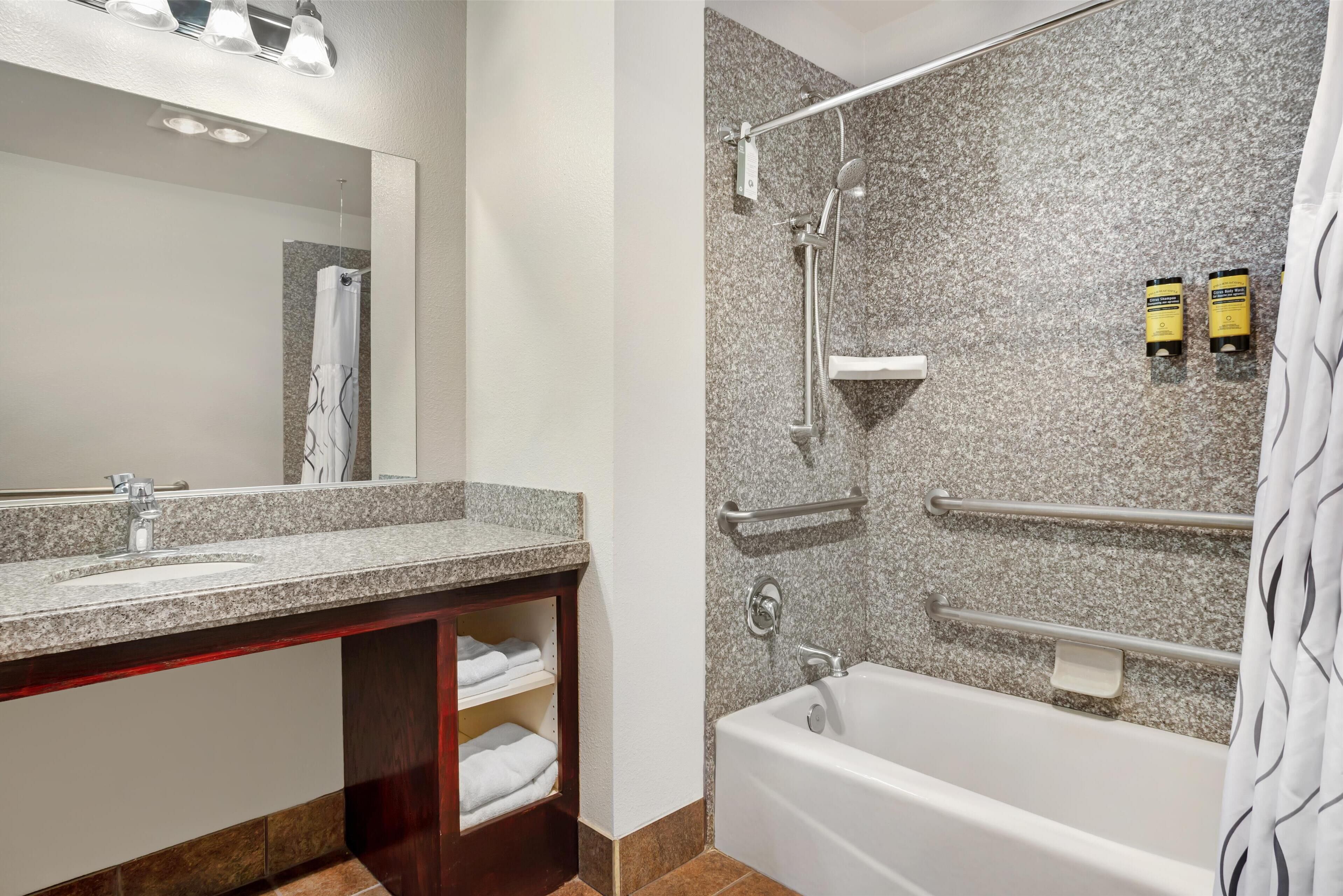 standard room, 2 queen beds, non smoking | bathroom | combined shower/bathtub, eco-friendly toiletries, hair dryer, towels