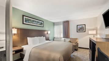 Escritorio, cortinas blackout y tabla de planchar con plancha