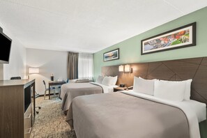 Escritorio, cortinas blackout y tabla de planchar con plancha