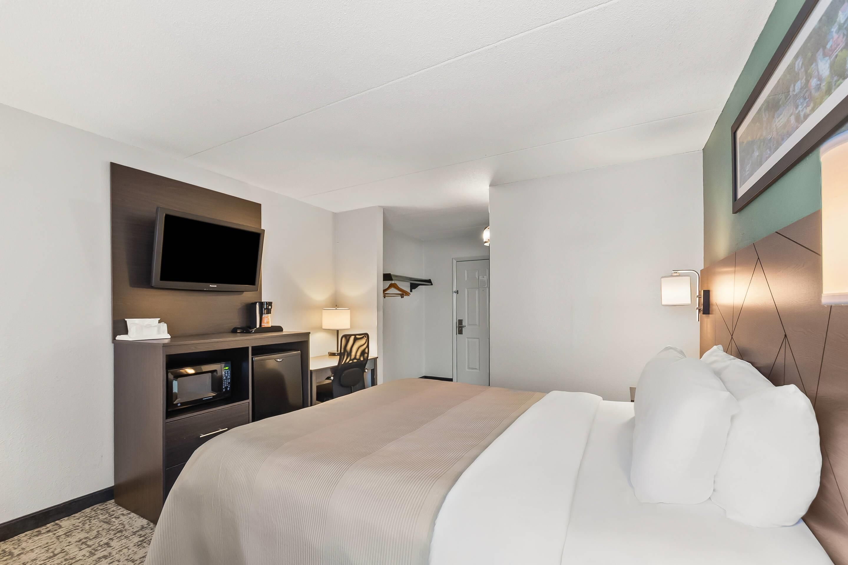 standard room, 1 king bed, non smoking | desk, blackout curtains, iron/ironing board, free cots/infant beds