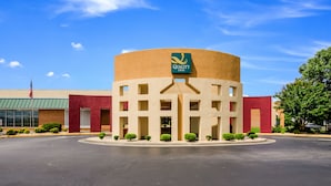 Un hôtel Quality Inn doté d’un bâtiment circulaire remarquable, d’une pelouse bien entretenue et d’un ciel d’un bleu éclatant.