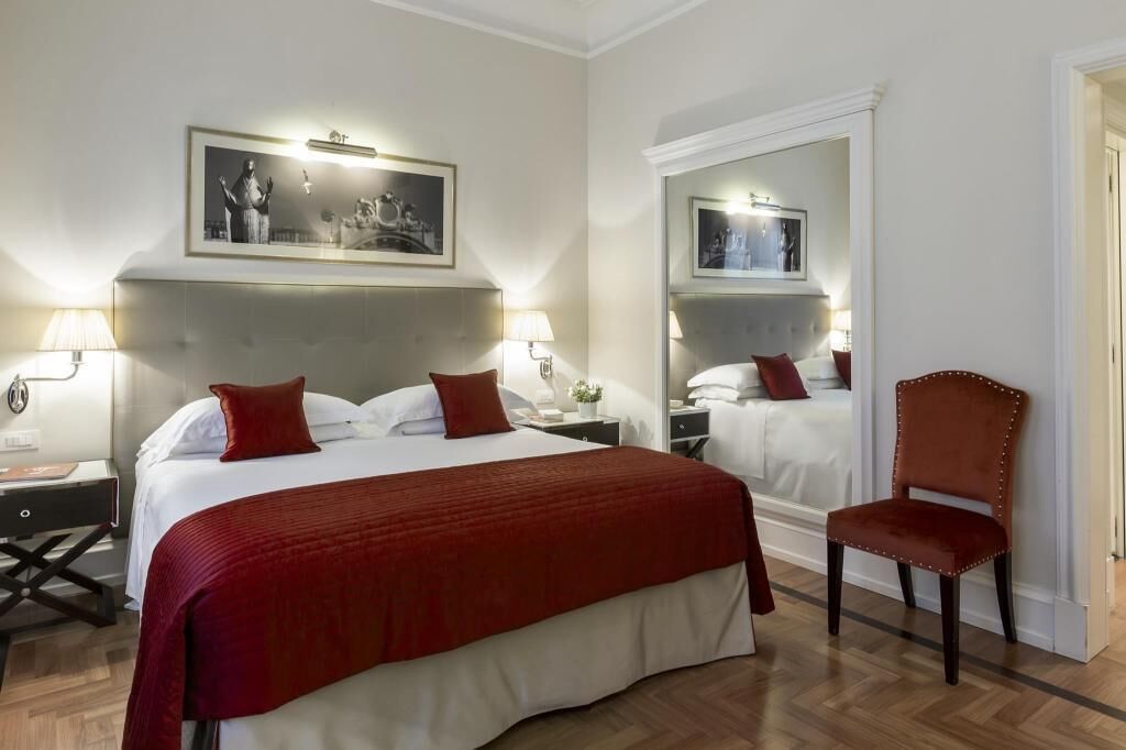 Ropa de cama de alta calidad y caja de seguridad en la habitación 
