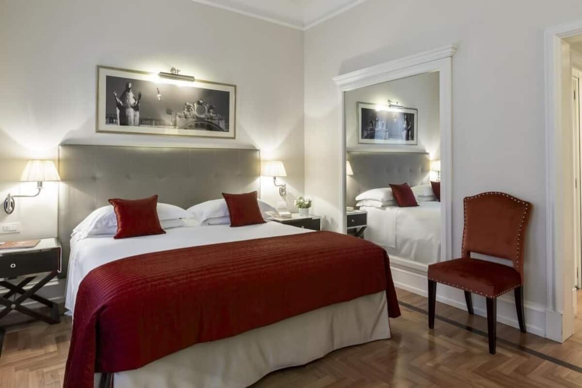 Ropa de cama de alta calidad y caja de seguridad en la habitación