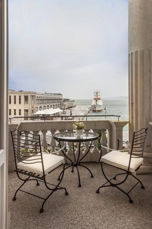 Deluxe Room, Balcony, Sea View | Peralatan tempat tidur premium, peti besi dalam bilik 
