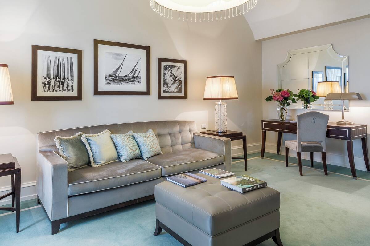 Junior Suite, Balcony, Sea View | Seprai premium, brankas, meja kerja, dan kedap suara