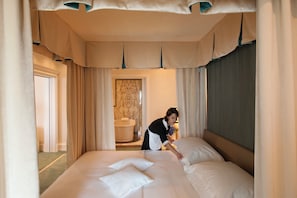 Premium bedding, in-room safe, individually decorated