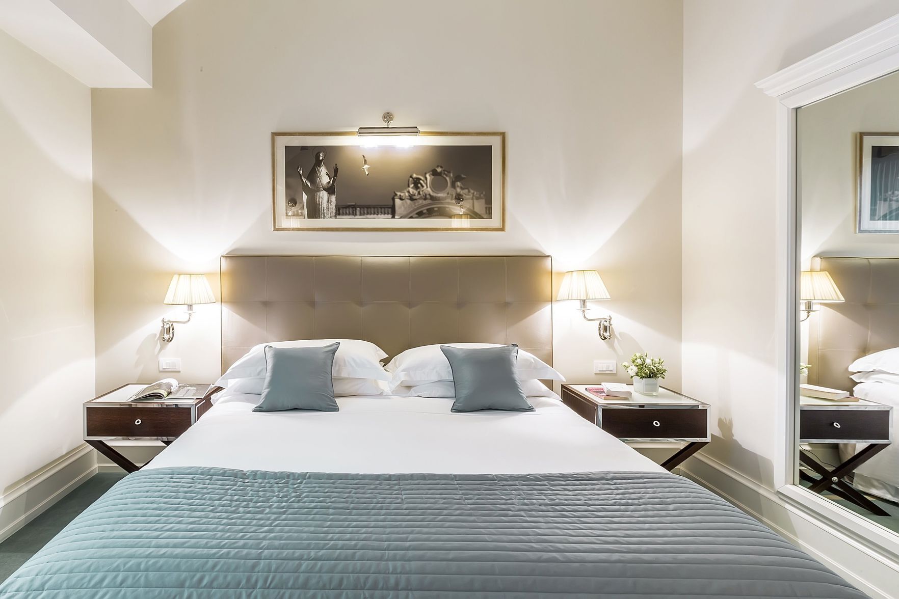 Ropa de cama de alta calidad y caja de seguridad en la habitación 