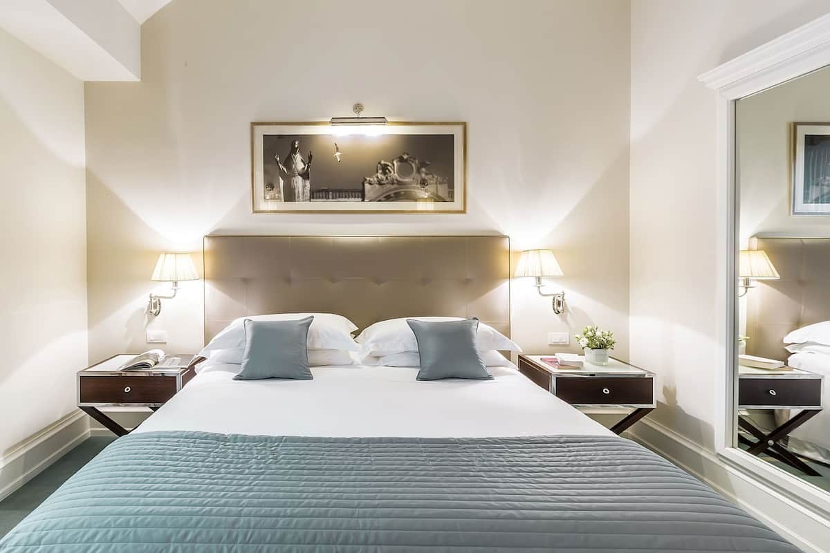 Ropa de cama de alta calidad y caja de seguridad en la habitación