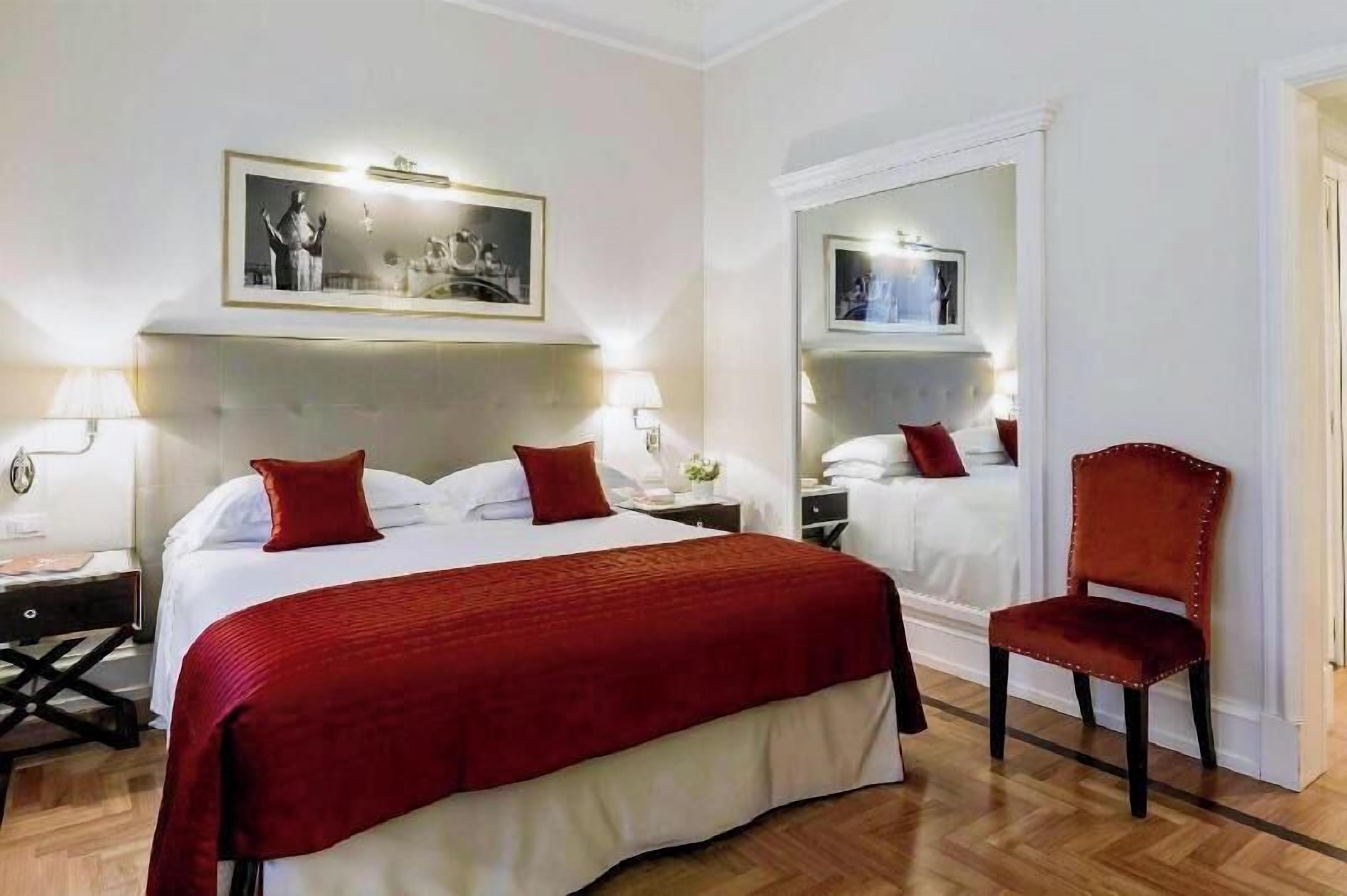 Ropa de cama de alta calidad y caja de seguridad en la habitación 