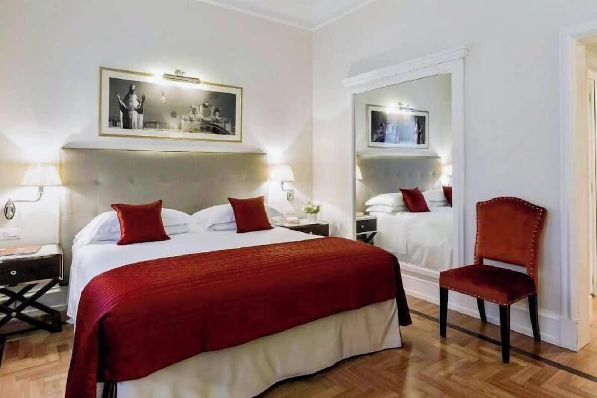 Ropa de cama de alta calidad y caja de seguridad en la habitación