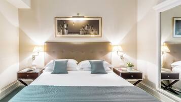 Hochwertige Bettwaren, Zimmersafe, individuell dekoriert