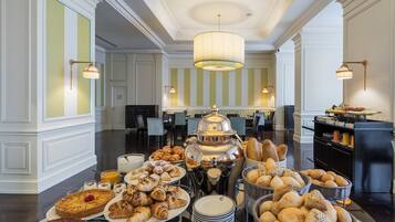 Tägliches Frühstücksbuffet (25 EUR pro Person)