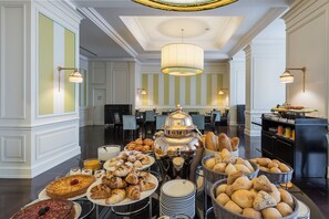 Colazione a buffet a pagamento, servita tutte le mattine 