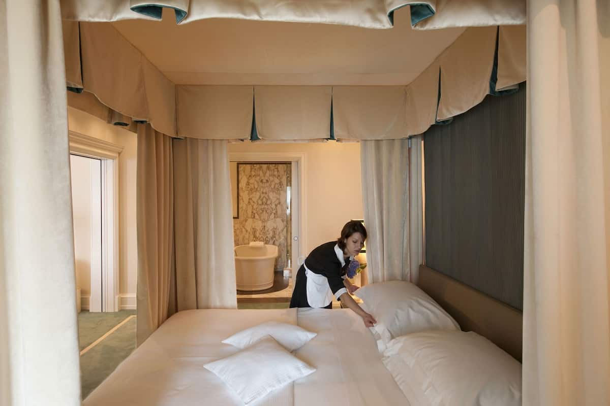 Ropa de cama de alta calidad y caja de seguridad en la habitación