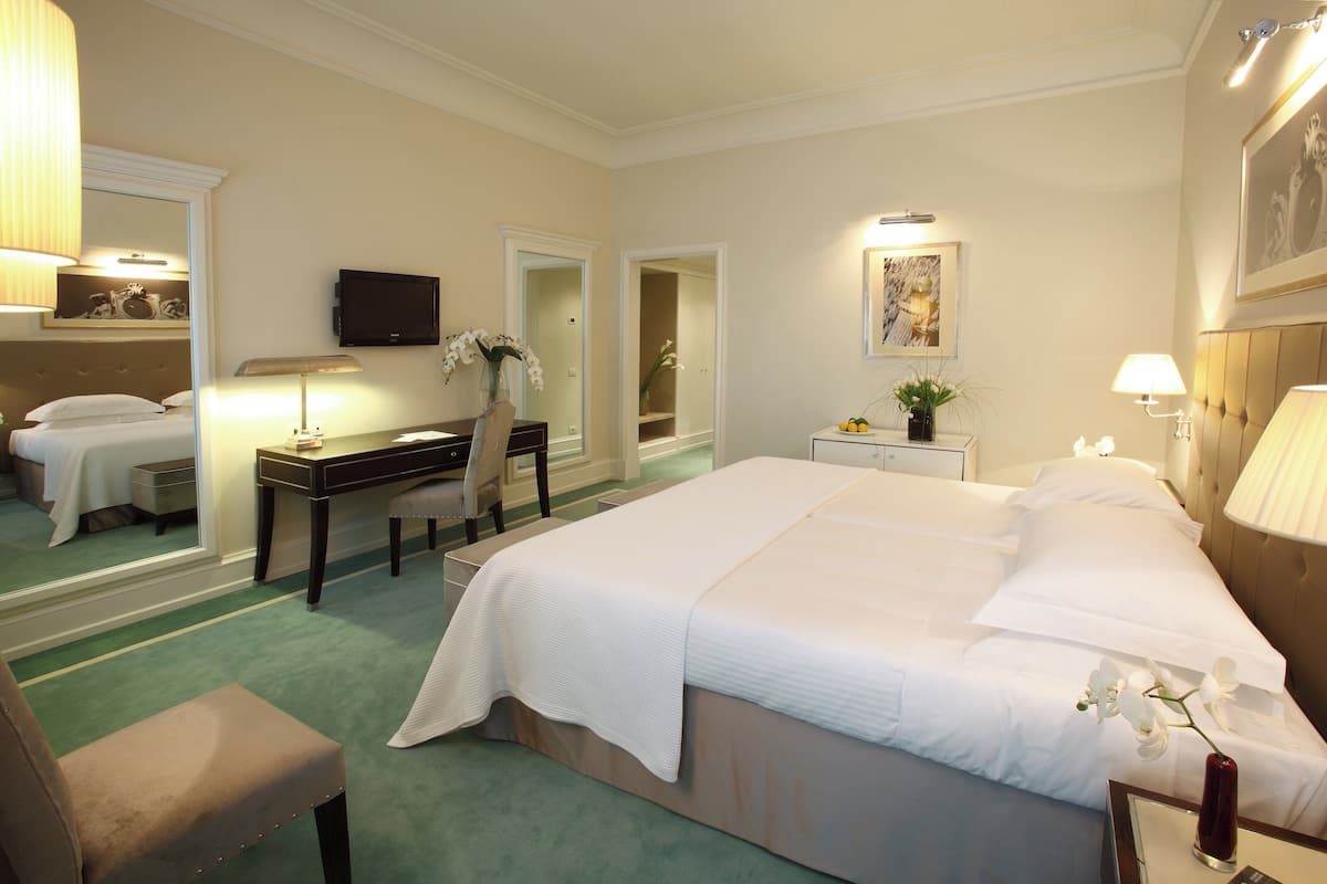 Premium bedding, in-room safe, individually decorated