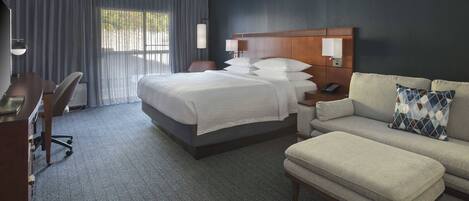 客房, 1 张特大床和 1 张沙发床, 无烟房, 庭院景观 | 高档床上用品、加厚床垫、办公桌、遮光窗帘