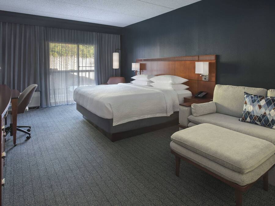 Room, 1 King Bed with Sofa bed, Courtyard View
