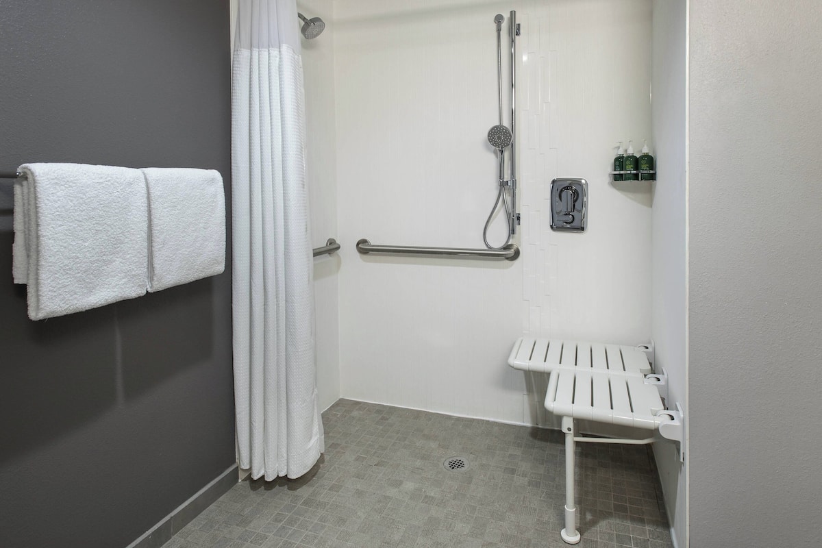 Een bad/douchecombinatie, gratis toiletartikelen, een haardroger