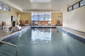 Una piscina cubierta