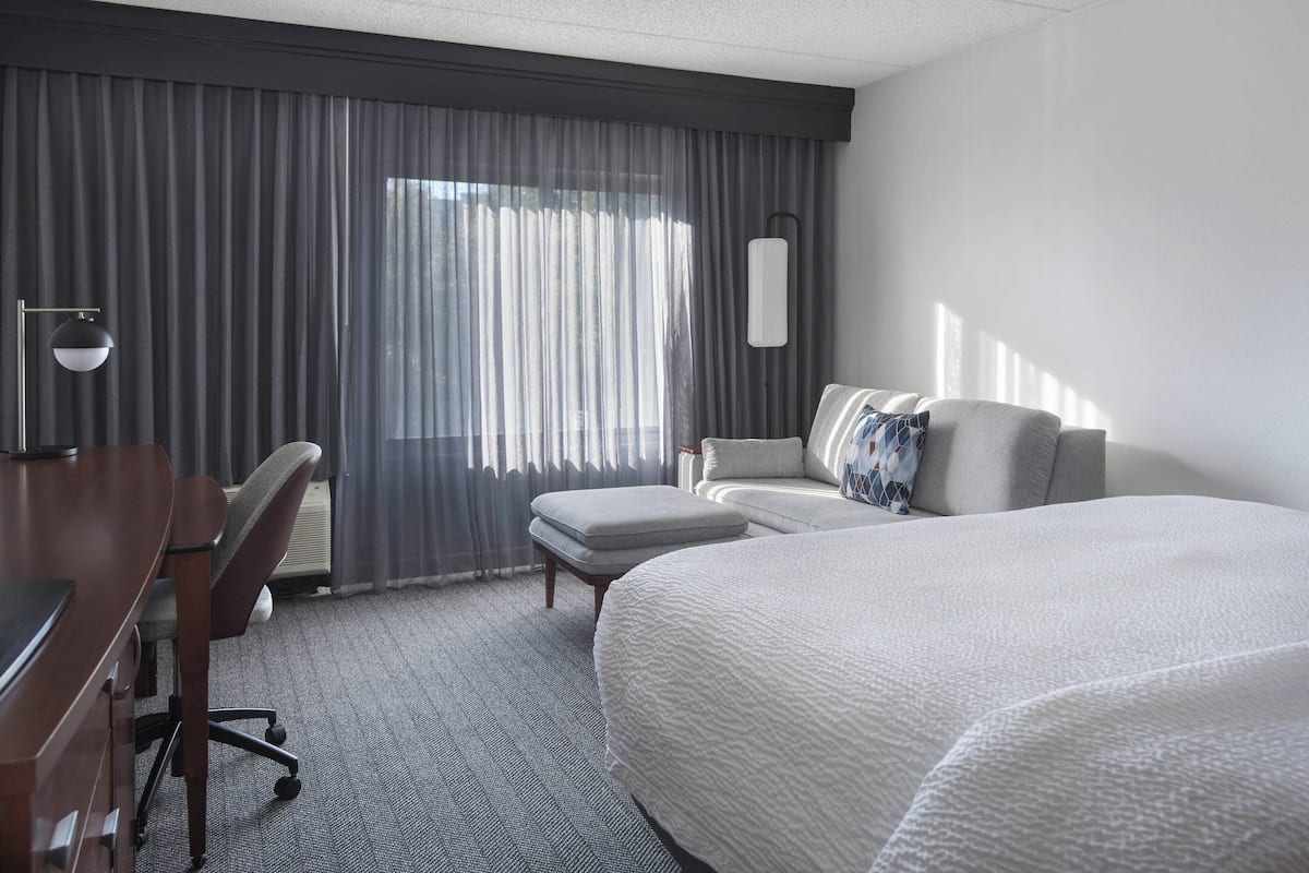 Luxe beddengoed, pillowtop-bedden, een bureau, verduisterende gordijnen